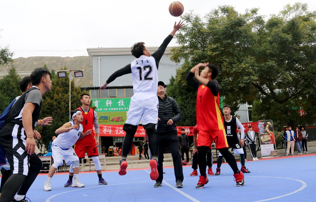 兰州科技职业学院第五届“迎新杯”篮球赛开幕.jpg